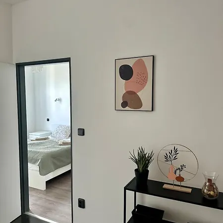 Modern Apartment, Great Accessibility For Rock For People